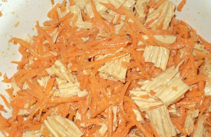 1. Этап. Салат из спаржи по-корейски: Спаржу нарезаем небольшими кубиками. Морковь трем на терке для моркови по-корейски. Чеснок измельчаем. Перекладываем все в салатницу и перемешиваем руками.