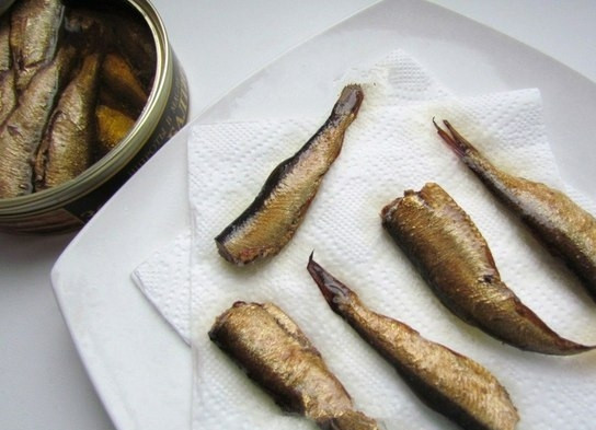 1. Этап. Фаршированные яйца со шпротами и красной икрой: 6. Шпроты использую небольшие, выкладываю каждую рыбешку на салфетку, чтобы убрать лишний жир.