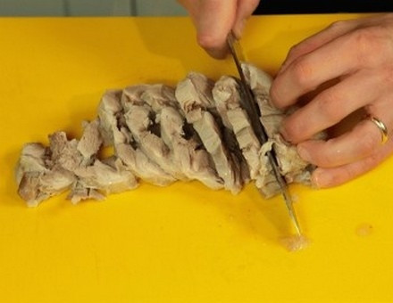 1. Этап. Суп с квашеной капустой: Варите бульон еще 45 минут или до тех пор, пока мясо не станет мягким. Выложите мясо на разделочную доску, снимите кожицу, отделите мясо от костей и нарежьте его на кусочки. Бульон процедите и верните вместе с мясом в кастрюлю.