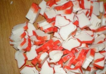 1. Этап. Крабовый салат с брокколи: Нарезать крабовые палочки.