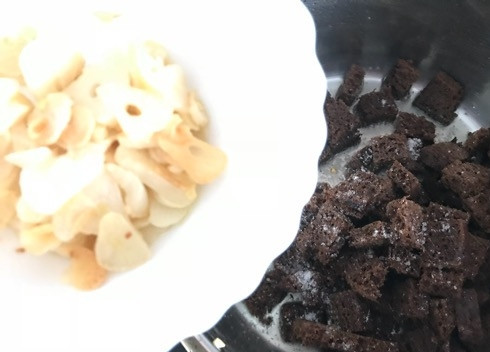 1. Этап. Яичный суп из Андалусии: 3. Из масла извлекаем чеснок и обжариваем на ароматном масле порезанный кубиками хлеб.