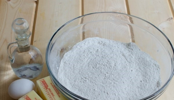 1. Этап. Тесто для торта Наполеон классическое: 1. Возьмите все подготовленные ингредиенты: масло заранее отправьте в морозилку, муку просейте, яйца предварительно достаньте из холодильника, а воду охладите.