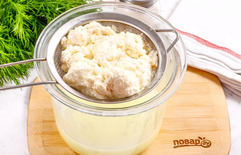 1. Этап. Домашний сыр из обрата: Поместите на глубокую емкость дуршлаг или широкое ситечко и перелейте в него содержимое емкости. Оставьте на 30 минут до полного сцеживания жидкости, затем посолите. Чтобы придать сыру форму, поместите его под пресс, завязав в хлопковую ткань.