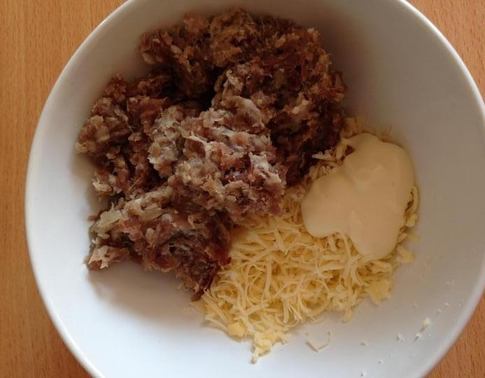 1. Этап. Картофельные зразы с фаршем в духовке: Добавьте к нему фарш и майонез.