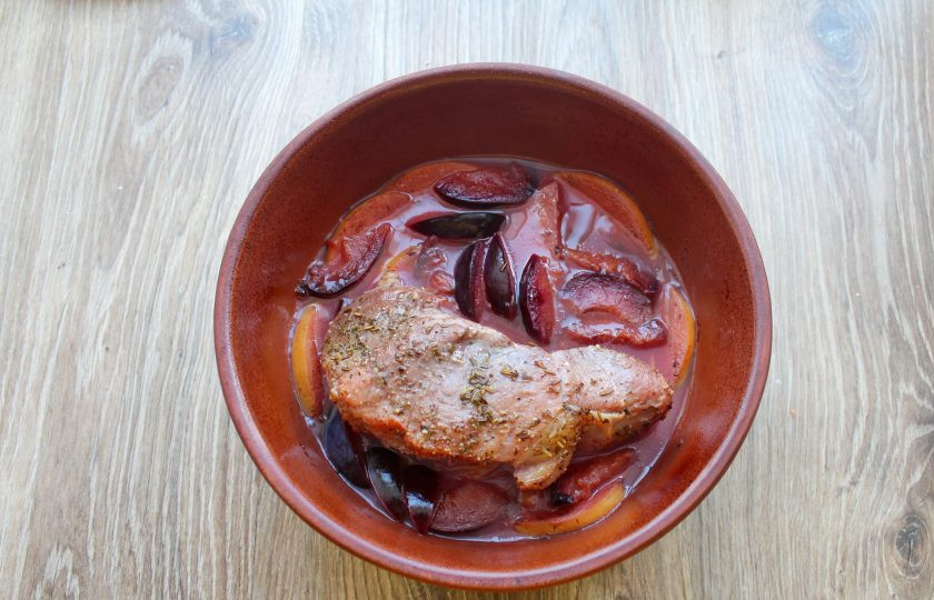 1. Этап. Мясо запеченное с фруктами: Запекайте при температуре 180 градусов в течение 40 минут.