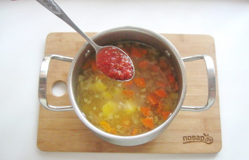 1. Этап. Гречневый суп с помидорами: В готовый суп добавьте измельченные помидоры и варите еще 5 минут.