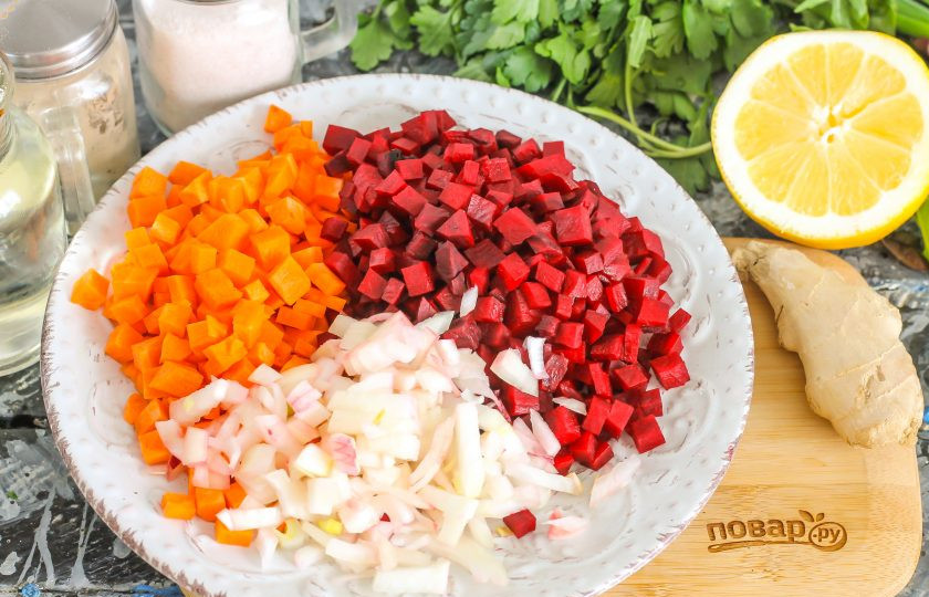 1. Этап. Борщ с имбирем: Очистите остальные корнеплоды от кожуры, промойте в воде, нарежьте мелкими кубиками. По желанию свеклу и морковь можно натереть на терке с крупными ячейками. Обжарьте овощные нарезки в растительном масле на сковороде примерно 5 минут.