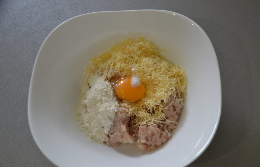 1. Этап. Куриный суп с сырными шариками: Добавьте в фарш одно сырое яйцо, одну столовую ложку муки и щепотку соли.