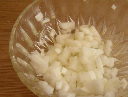 1. Этап. Крабовый салат с плавленым сыром: Репчатый лук очищаем и мелко нарезаем, выкладываем в глубокую мисочку. Добавляем к луку соль, сахар, лимонный сок или уксус, заливаем всё горячей водой. Оставляем минут на 15.