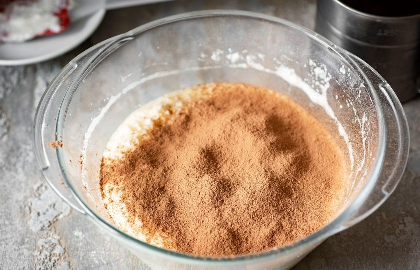 1. Этап. Черный бисквит: Просейте к яичной смеси какао-порошок.