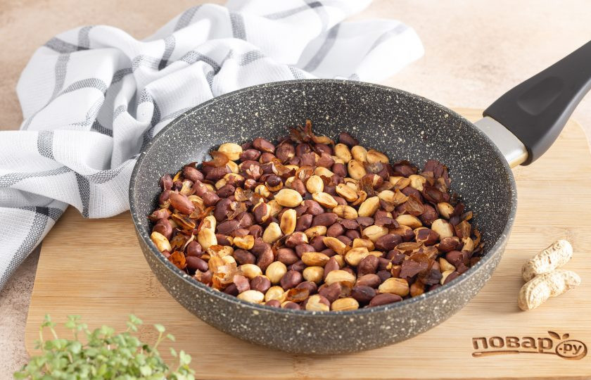 1. Этап. Арахис с солью на сковороде: Готовьте арахис около 10-15 минут, пока он не приобретет румяный цвет, а шкурка начнет отходить.
