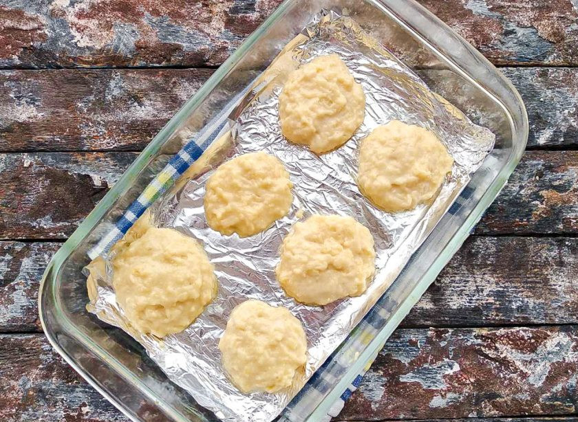 1. Этап. Печенье Экономное: Возьмите жаропрочную форму, смажьте ее растительным или сливочным маслом, ложкой выложите тесто и отправьте в разогретую до 180 градусов духовку на 20-25 минут.