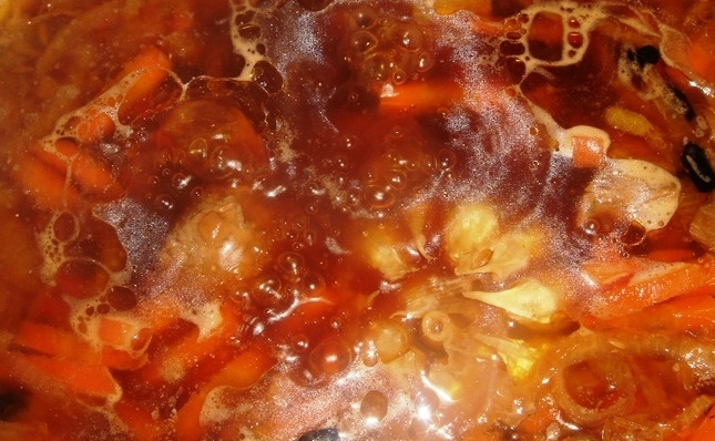 1. Этап. Плов с чесноком: Вливаем воду так, чтобы она полностью накрывала все ингредиенты. Когда жидкость закипит, добавляем специи и солим. Уменьшаем огонь и тушим все в течение 50-80 минут, при необходимости добавляем воду.