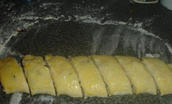 1. Этап. Гата с творогом: Скручиваем оба куска теста в рулет. Смазываем рулеты яичным желтком и разрезаем на порционные кусочки. Выпекаем в духовке 25-30 минут, температура — 180 градусов.