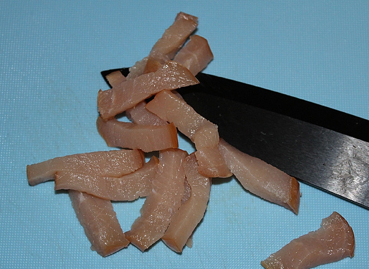 1. Этап. Завтрак чемпиона: 1. Нарежьте соломкой свиной копченый балык или ветчину. Разогрейте сковородку. Влейте немного растительного (подсолнечного) масла.