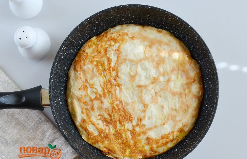 1. Этап. Завтрак с лавашом: Осторожно переверните лопаткой лаваш на другую сторону и готовьте его 5 минут под крышкой. Снимите с огня сковороду, оставьте на 5 минут, не открывайте.