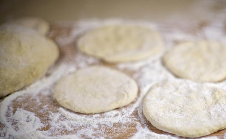 1. Этап. Пирожки, жареные на сковороде: 8. Каждый кусочек нужно аккуратно размять руками, формируя круглую лепешку. Выкладывать полученные лепешки лучше на присыпанную мукой поверхность.