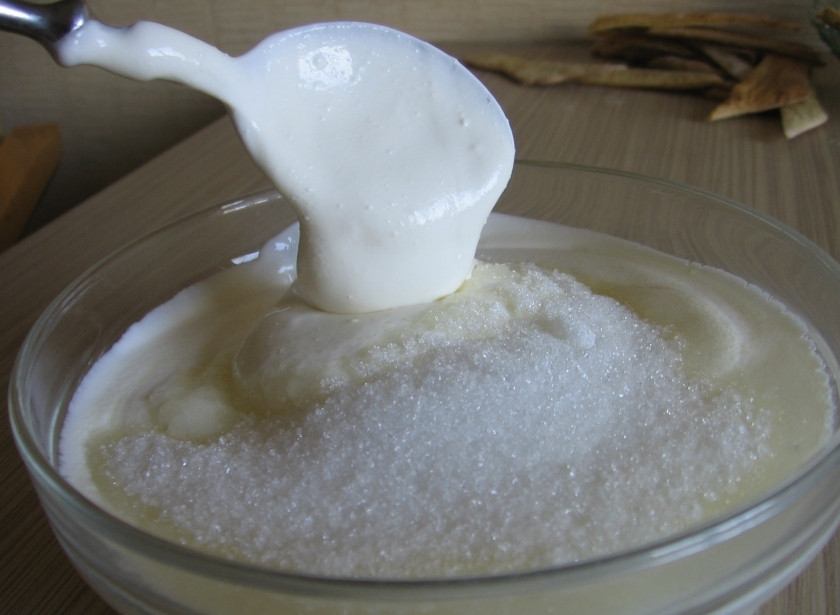 1. Этап. Торт из пряников и бананов: 2. Тщательно перемешиваем сметану и сахар.