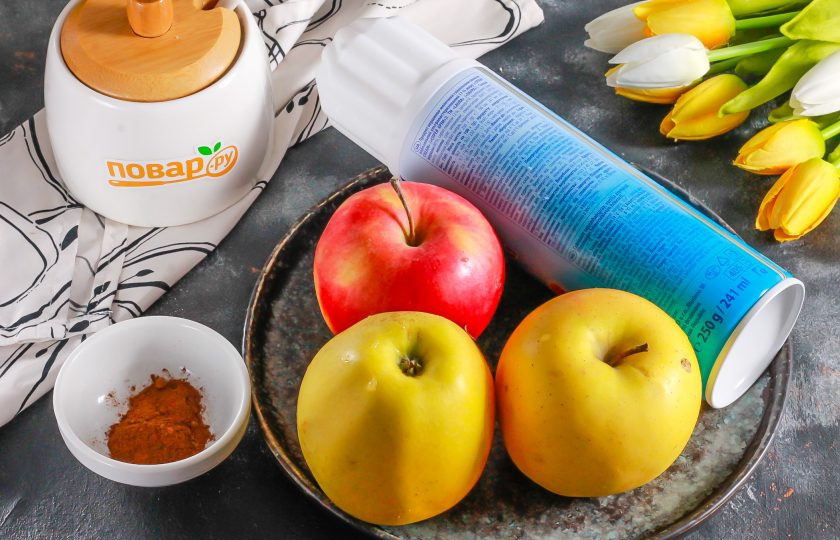 1. Этап. Запеченные яблоки со взбитыми сливками: Подготовьте указанные ингредиенты. Сорт яблок особой роли не играет, так как при запекании в них добавляется сахар.