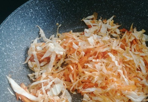 1. Этап. Борщ с фасолью и мойвой: В сотейнике или кастрюле с достаточно широким диаметром разогреть растительное масло и пассировать лук, морковь, корень петрушки с томатной пастой. В конце добавить капусту и продолжить обжаривание, уменьшив t, до опадания капусты.