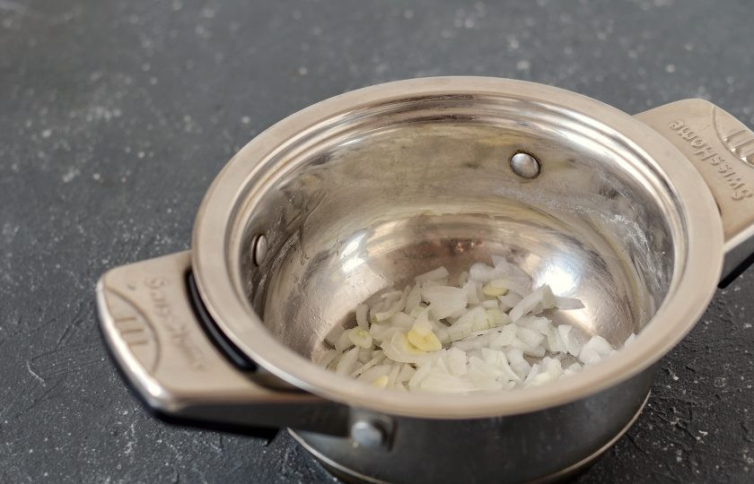 1. Этап. Детокс суп: Нарежьте лук и чеснок. Потушите их с капелькой кокосового масла в кастрюле до мягкости.