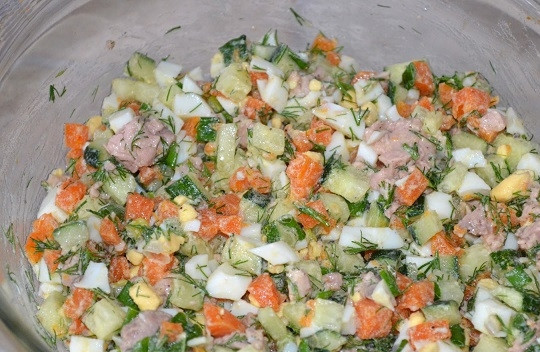 1. Этап. Салат с печенью трески: 5. Все аккуратно перемешайте. Добавьте по вкусу соль и перец, влейте жир из печени. Вот и все, блюдо готово к подаче. Приятного аппетита!