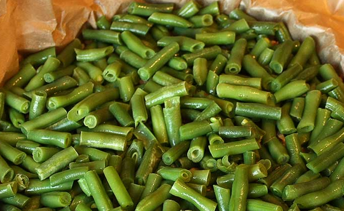 1. Этап. Слоеный пирог-перевертыш: Стручковую фасоль нужно предварительно разморозить. Затем выложить поверх фарша с луком.