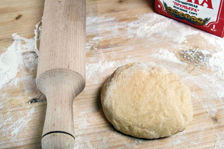 1. Этап. Манты по-казахски: 5. Когда тесто уже готово, его необходимо тщательно вымесить. Не нужно жалеть на это сил и времени, ведь оно должно получится действительно мягким. Работать с тестом около 15-20 минут. Затем отложить на некоторое время, чтобы оно немного 