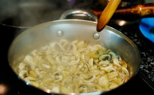 1. Этап. Драники с грибным соусом: 3. Выложите грибы на сковороду, жарьте-тушите их до готовности на среднем огне. Посолите и поперчите в процессе по вкусу. Когда грибы готовы, их можно слегка измельчить погружным блендером или оставить в таком виде, как вам больше нравится.