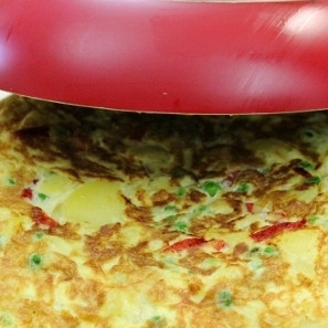 1. Этап. Испанская тортилья: 7. Переверните сковороду, придерживая тарелку рукой или поставив на стол. Тортилья окажется на тарелке.