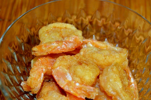 1. Этап. Креветки в кляре по-тайски: Обжарьте креветки во фритюре до красивого золотистого цвета со всех сторон.