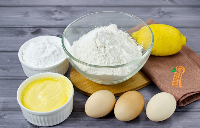 1. Этап. Простой лимонный пирог с глазурью: Подготовьте необходимые продукты. Сливочное масло заранее достаньте из холодильника, чтобы оно хорошо размягчилось. Лимон тщательно вымойте, снимите цедру с помощью мелкой терки. Старайтесь снимать так, чтобы не задеть белую часть кожуры. Выдавите из лимона сок.