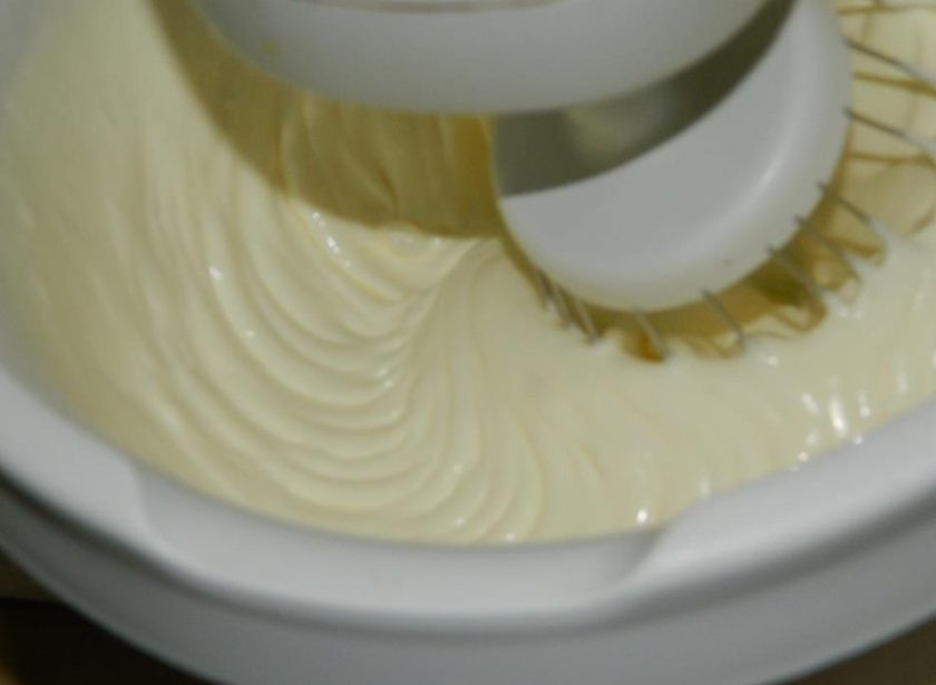 1. Этап. Торт для свекрови: Вмешайте в яйца муку с содой и молочную горячую смесь.