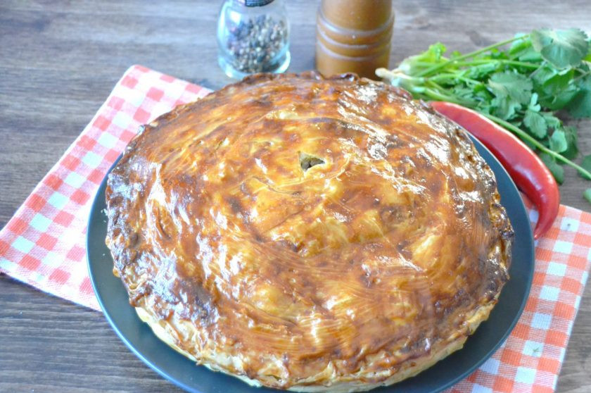 1. Этап. Лезгинский пирог с мясом и картофелем: Выпекайте пирог в духовке при температуре 200 градусов 1 час, чтобы пирог не подгорел, последние 20 минут верх пирога прикройте фольгой. Готовность пирога проверяйте деревянной шпажкой, она должна легко входить в начинку.