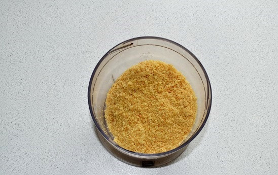 1. Этап. Торт Норд: Обрезки измельчите в крошку. Если вы печете круглые коржи по одному, третий корж пойдет на крошку.