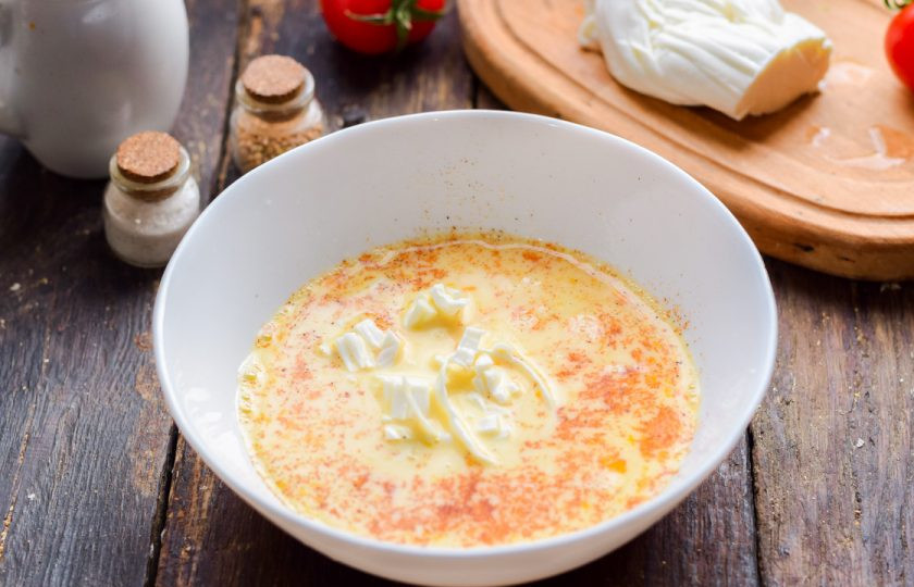 1. Этап. Омлет с сулугуни: Сулугуни нарежьте произвольно, добавьте в омлетную смесь.