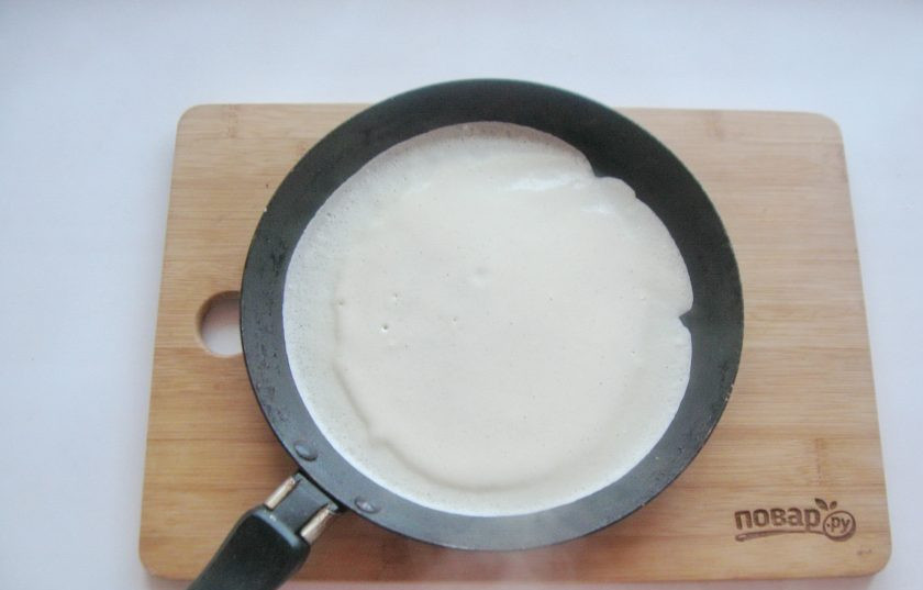 1. Этап. Пышные блины без дрожжей: На раскаленную сковороду выливайте полный половник теста и равномерно распределяйте по поверхности.