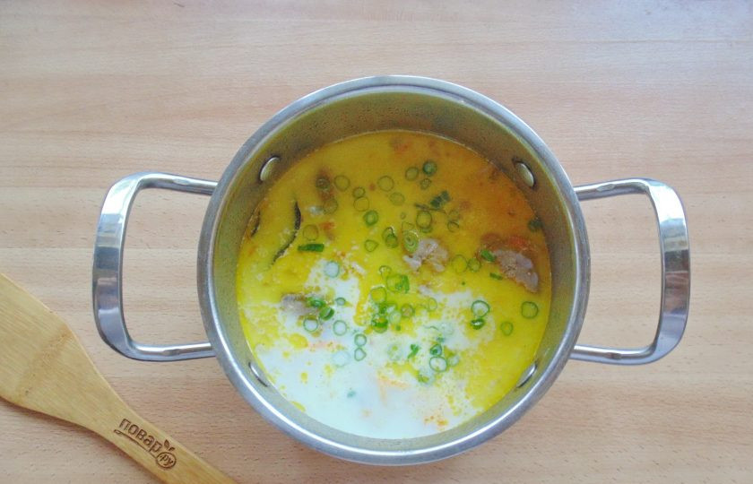 1. Этап. Поморская уха: Добавьте в суп нарезанный зеленый лук и дайте ухе 30 минут настояться.