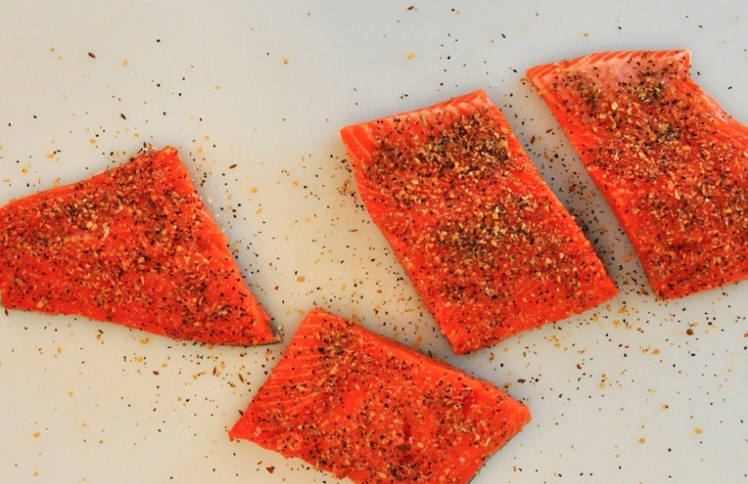 1. Этап. Филе лосося на сковороде: Посолить, поперчить по вкусу. Можно использовать еще какие-то специи, если хотите.