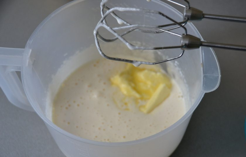 1. Этап. Лимонный торт с рикоттой: Добавьте размягченное сливочное масло.