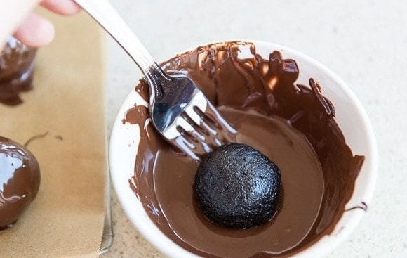 1. Этап. Конфеты из печенья Орео: 4. Потом растопите шоколад и обмакивайте в нём конфеты.