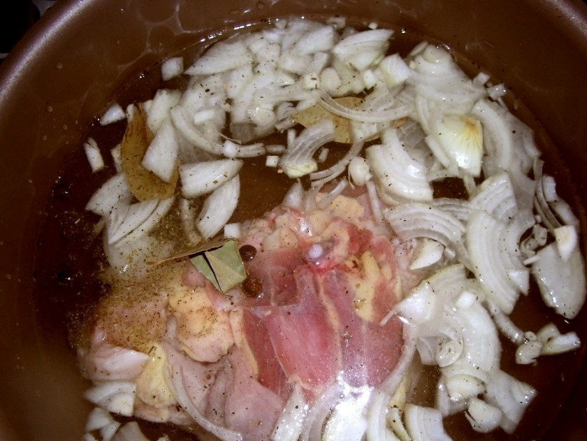 1. Этап. Суп из кильки: 1. Этот суп очень любит овощи, а особенно лук. Доводим до кипения мясо, добавляем сырой лук, соль и специи и варим мясо до готовности. Такой суп из кильки можно готовить на любом бульоне. В данном случае — куриный.