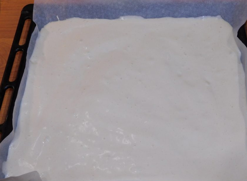 1. Этап. Заварной бисквитный рулет: Смешайте белки с тестом. Делайте это аккуратно, чтобы белки не осели и тесто оставалось пышным. Выложите тесто на противень для выпечки и поставьте в духовку, разогретую до 180 градусов, на 8-10 минут.
