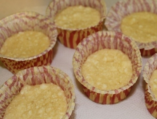 1. Этап. Творожные кексы в микроволновке: После этого дайте кексам остыть.