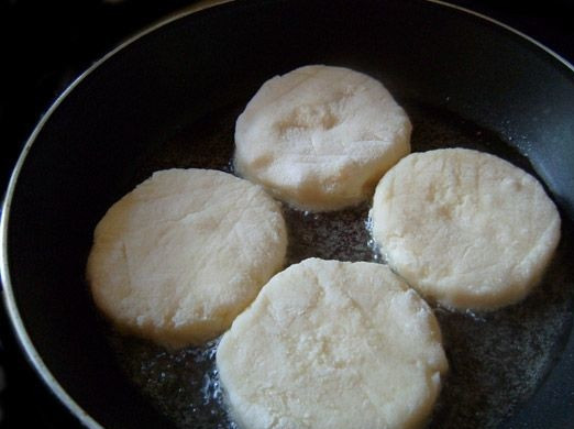 1. Этап. Биточки с киселем: 5. На сковороде растопить сливочное масло (биточки с киселем в домашних условиях можно жарить и на растительном) и отправить туда биточки.