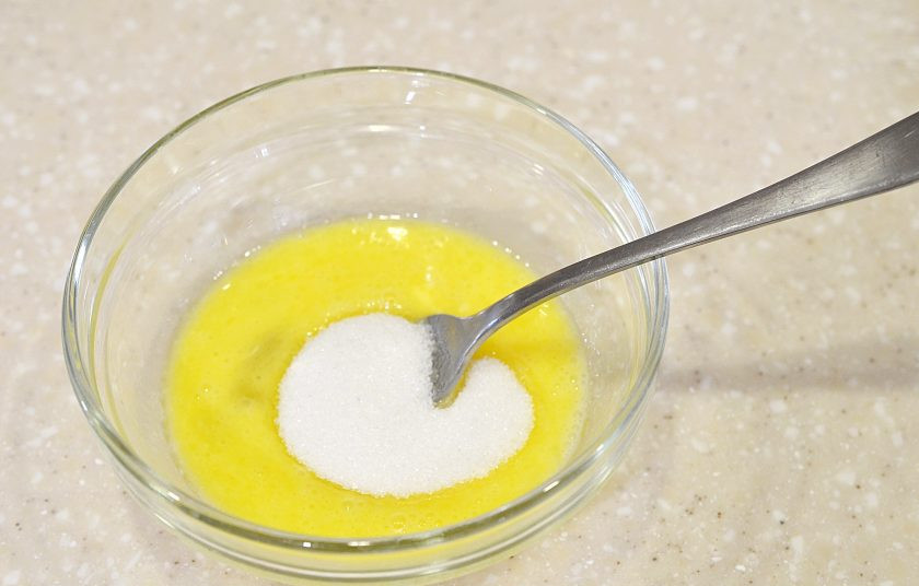 1. Этап. Пирожное в кружке: Добавьте сахар, растопленное масло и еще раз взбейте.