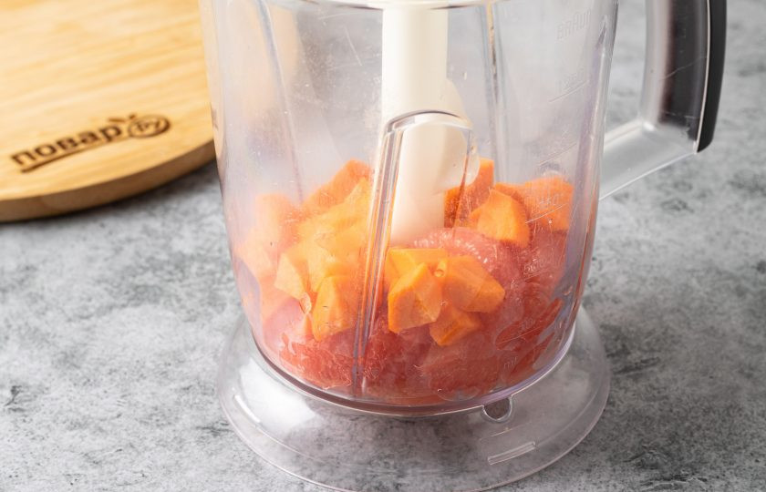 1. Этап. Морковный смузи с грейпфрутом: Переложите все ингредиенты в блендер, кроме воды. Измельчите до однородности. Посмотрите на консистенцию. При необходимости влейте воду и пробейте ещё раз.