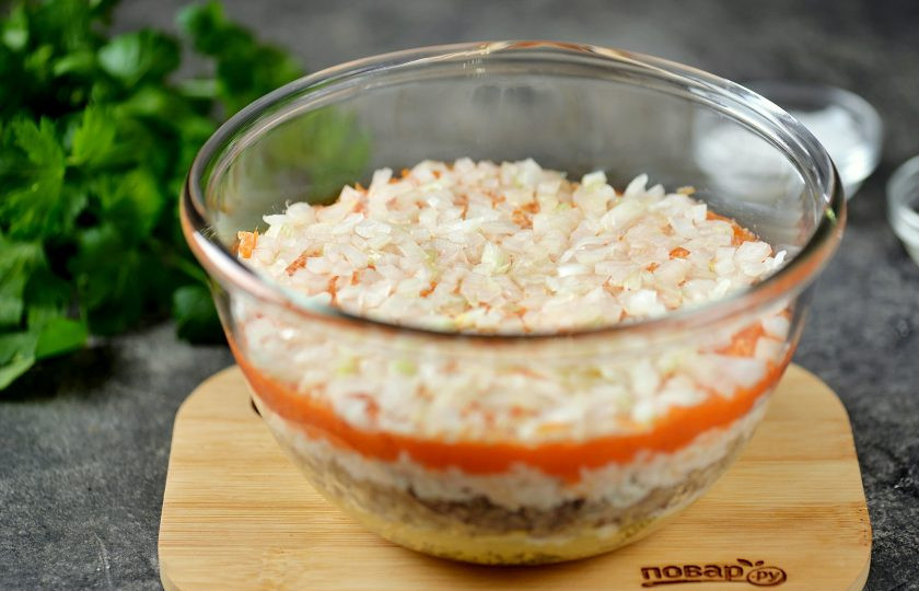 1. Этап. Салат Мимоза классический: Лук мелко нарезать, залить кипятком и дать настояться в течении 5-10 минут для удаления горечи. Сверху на морковь положить лук, на лук - картофель, немножко посолить и смазать майонезом.