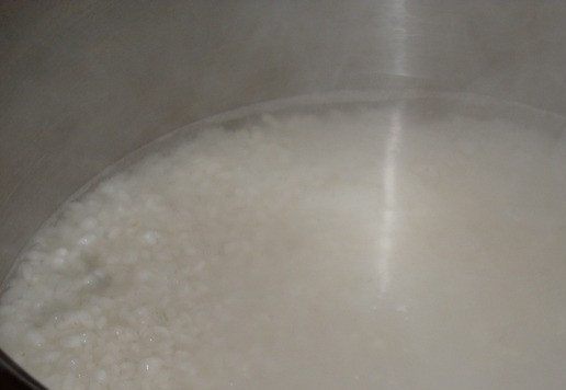 1. Этап. Закуска из риса А-ля Онигири: Доводим содержимое кастрюли до кипения. Убавляем огонь до минимума. Закрываем кастрюлю крышкой. Варим рис 12-15 минут. Затем убираем кастрюлю с огня.