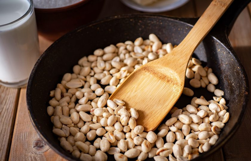 1. Этап. Щербет молочный: В сухой сковороде на небольшом огне обжарьте арахис до легкого золотистого оттенка.